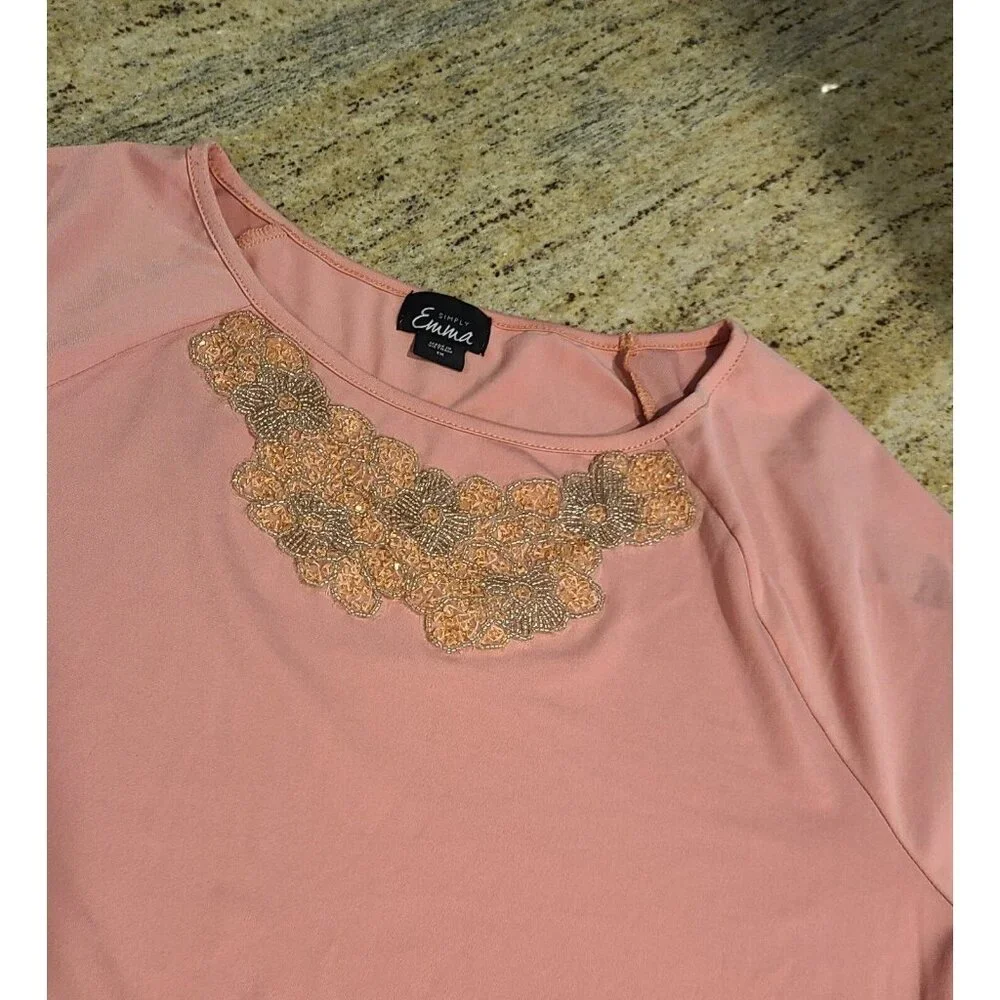 Simply Emma Size 1X Sharkbite Hem 3/4 Sleeve Beaded Embellished Neck Top Pink - Picture 8 of 15